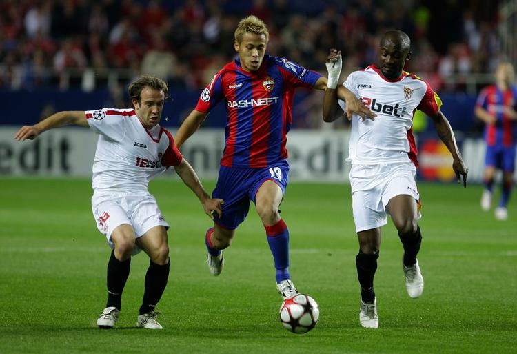profilen. Japanske Keisuke Honda (midt) var kampens store oplevelse, da hans hold, CSKA Moskva, overraskende vandt i Sevilla og sendte spanierne ud af Champions League. 