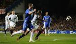 intenst. Chelseas Frank Lampard kæmper med Inter-angriber Samuel Eto'o om bolden i et tætpakket drama på Stamford Bridge. 