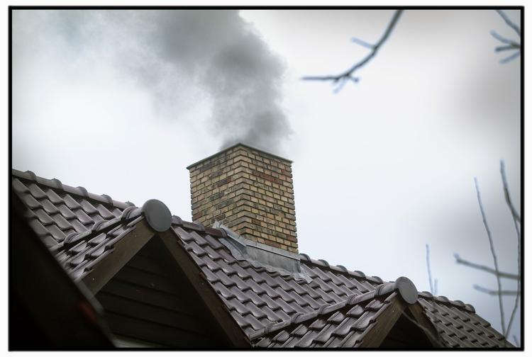 Langt størstedelen af den skadelige forurening kommer fra forholdsvis få ejere af brændeovne, der bare er fløjtende ligeglade med, hvad de fyrer op med, mener formanden for brændeovnsproducenterne, Peter Jessen Hansen. 