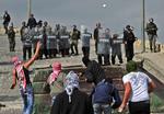 Lukket. Israel lukker to landsbyer på Vestbredden som »militært område«. Billedet her er fra gårsdagens sammenstød i Østjerusalem. 