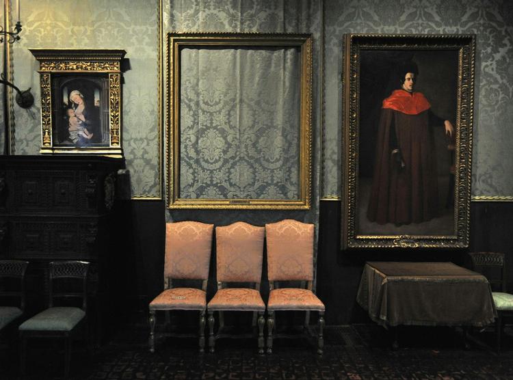 Venteposition. Isabella Stewart Gardner Museum blev etableret i 1903 og rummer 2.500 kunstværker indsamlet af shippingrigmanden Jack Gardner og hans hustru Isabella. Alle værker hænger og står stadig nøjagtig som ved hendes død i 1924 - også de tomme rammer efter røveriet i 1990. 