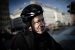 TRAFIKSIKKERHED. Lars Theilgaard kører altid med cykelhjelm. Da en bekendt faldt og slog hovedet på cykel, gjorde det indtryk. 