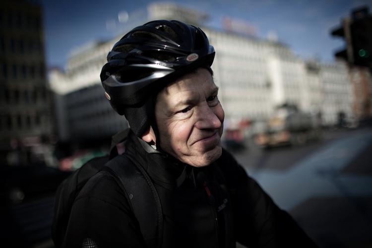 TRAFIKSIKKERHED. Lars Theilgaard kører altid med cykelhjelm. Da en bekendt faldt og slog hovedet på cykel, gjorde det indtryk. 