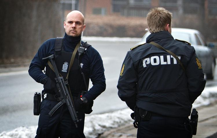 Sikkerhedsopbuddet er stort i forbindelse med retssagen mod 14 tiltalte i røverisagen mod Dansk Værdihåndtering. Billedet er fra retssagens første dag. 