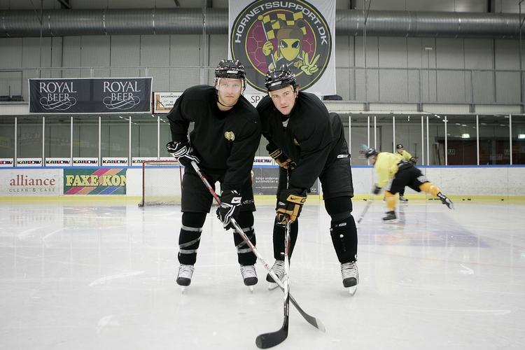 Dengang. For blot halvandet år siden præsenterede Herlev Hornets to nye canadiske spillere, Kevin Estrada og Ash Goldie. Arkivfoto. 
