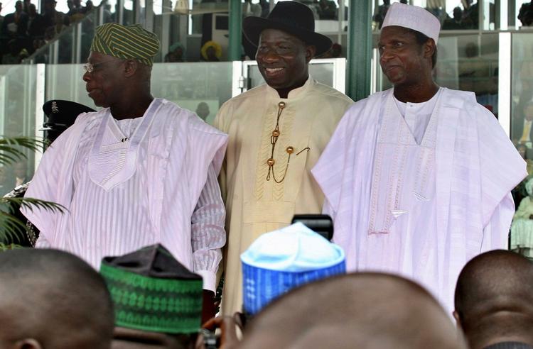 Ledere. Præsident Umaru Yar'Adua (i midten) er kommet tilbage fra Saudi-Arabien, men foreløbig er det Goodluck Jonathan (t.v.), der reagerer landet. 