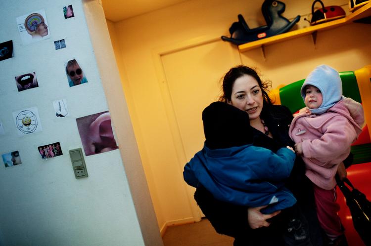 Forælder. Barbara Erazo-Nielsen er der til tiden, da hun skal hente tvillingerne Milos og Vikka på 21 måneder i Børnegården Remisen på Frederiksberg. Men ikke alle formår at overholde åbningstiderne. 