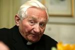 Vidnevillig. Pavens bror, Georg Ratzinger, er blandet ind i de tyske sager om overgreb mod børn. Han har indvilget i at vidne, men han benægter al kendskab til sexmisbrug i kirken. (Arkivfoto) 