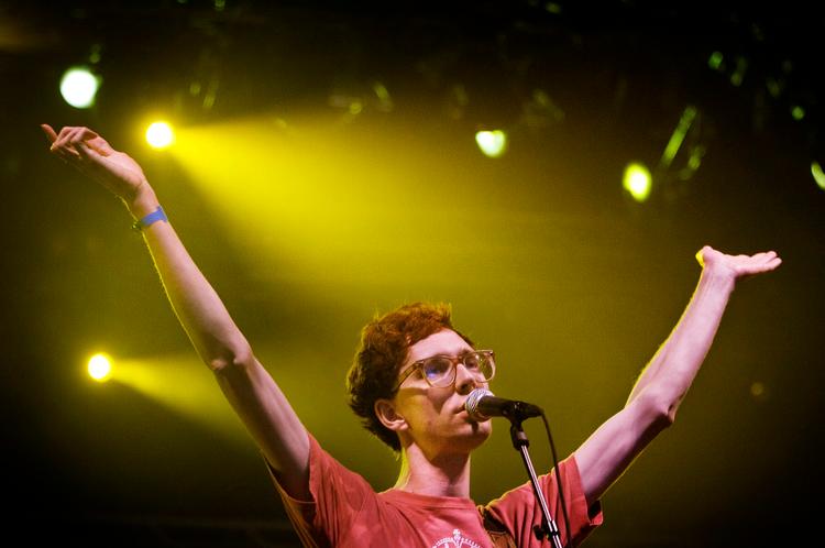 Erland Øye, indie-ikon fra Bergen, spillede først i duoen Kings of Convenience (øv.), og er siden blevet frontfigur i The Whitest Boy Alive (nederst). Foto: PR og Niels Christensen 