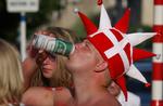 Hvis det står til flere politikere skal øllet nydes udenfor stadions eller koncertsale, ligesom man gør det i Sverige. Den regel er med til at begrænse drikkeriet. 