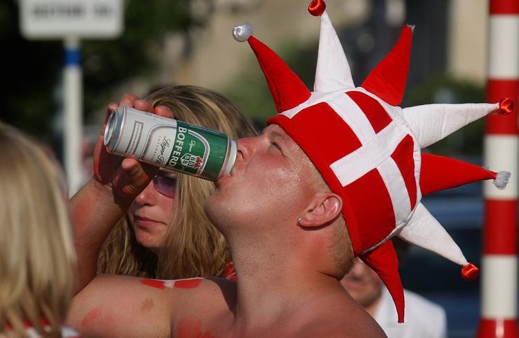 Hvis det står til flere politikere skal øllet nydes udenfor stadions eller koncertsale, ligesom man gør det i Sverige. Den regel er med til at begrænse drikkeriet. 