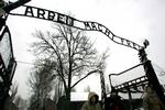 SKILT. Indgangspartiet over den tyske dødslejr i Auschwitz med det berygtede slogan 'Arbejde gør fri'. Arkivfoto. 