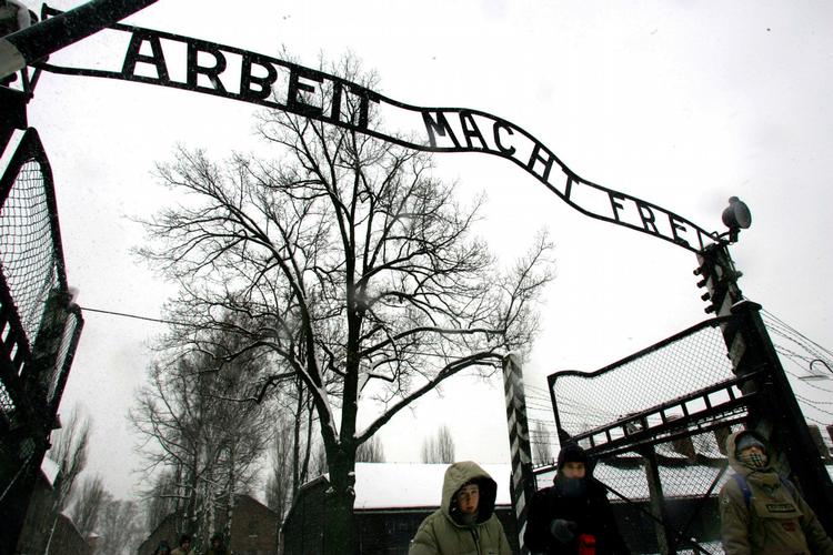 SKILT. Indgangspartiet over den tyske dødslejr i Auschwitz med det berygtede slogan 'Arbejde gør fri'. Arkivfoto. 