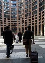 Rejsepolitikere. Hver måned flytter de 736 medlemmer af EU-parlamentet deres papirer, mapper og kufferter fra Bruxelles til franske Strasbourg. (Arkivfoto) 