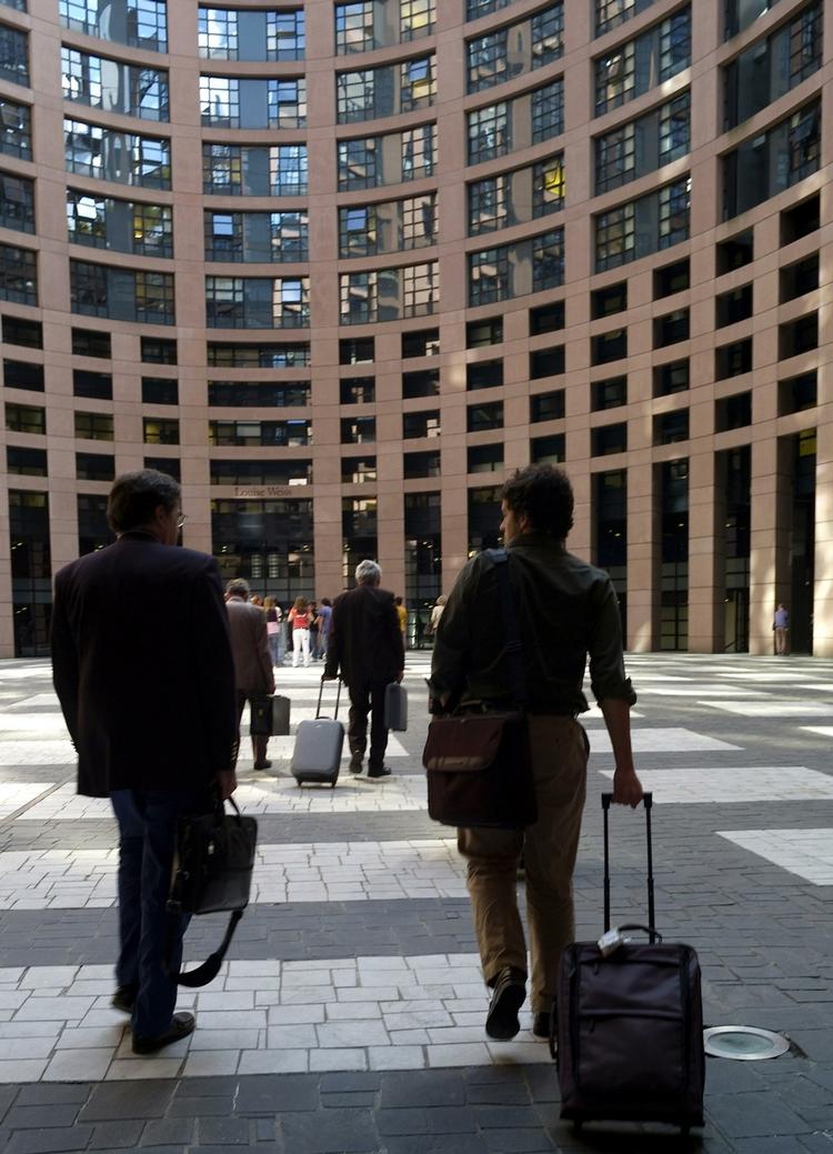 Rejsepolitikere. Hver måned flytter de 736 medlemmer af EU-parlamentet deres papirer, mapper og kufferter fra Bruxelles til franske Strasbourg. (Arkivfoto) 