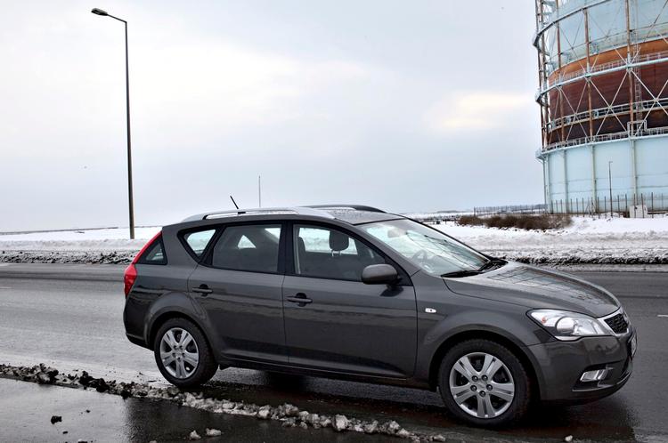 Kia Ceed er ekstra praktisk som stationcar. Der er god plads alle vegne, men bilen må notere et minus for det dårlige udsyn skråt bagud. 