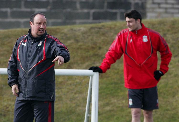 envejskommunikation. Den spanske kantspiller Albert Riera (th) leverer et heftigt angreb på Liverpool-træner Rafael Benitez (tv), som han beskylder for aldrig at tale med spillerne. Arkivfoto. 