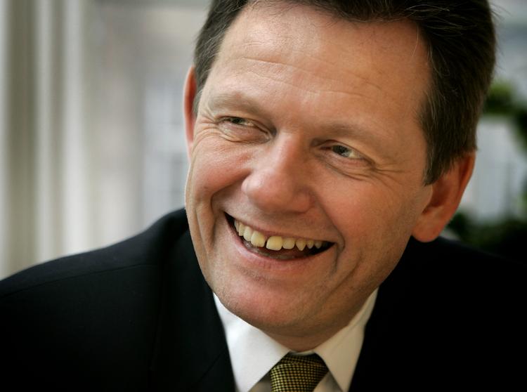 »Vi skal tænke os rigtig grundigt om«, siger Lars Barfoed (K). 