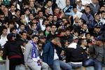 hardcore. Mauro Zarate (nummer to fra venstre nederst) havde valgt at sætte sig blandt de mest fanatiske Lazio-fans under kampen mod Bari på det olympiske stadion i Rom 14. marts. Arkivfoto. 