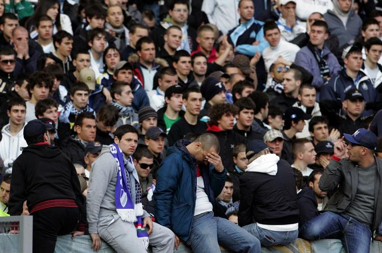 hardcore. Mauro Zarate (nummer to fra venstre nederst) havde valgt at sætte sig blandt de mest fanatiske Lazio-fans under kampen mod Bari på det olympiske stadion i Rom 14. marts. Arkivfoto. 
