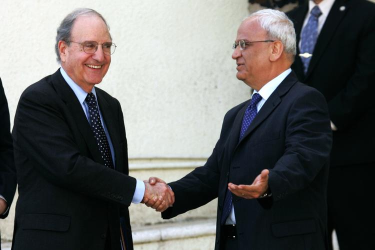 Forhandlinger. USA's mellemøstudsending, George Mitchell (til venstre), vil besøge palæstinenserne på søndag. Her ses han sammen med palæstinensernes chefforhandler, Saeb Erekat, tidligere på måneden. 