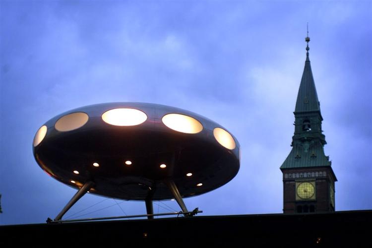Kunstværket UFO blev udstillet på Rådhuspladsen i København i 2002. 