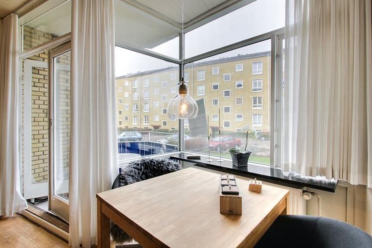 Denne lejlighed i Valby koster 898.000 kr. hos Lokalbolig i Valby.  Den har to værelser og en altan og vil koste omkring 3.600 kr. - hvis der ikke skal betales afdrag af lånene. Foto: Lokalbolig.dk 
