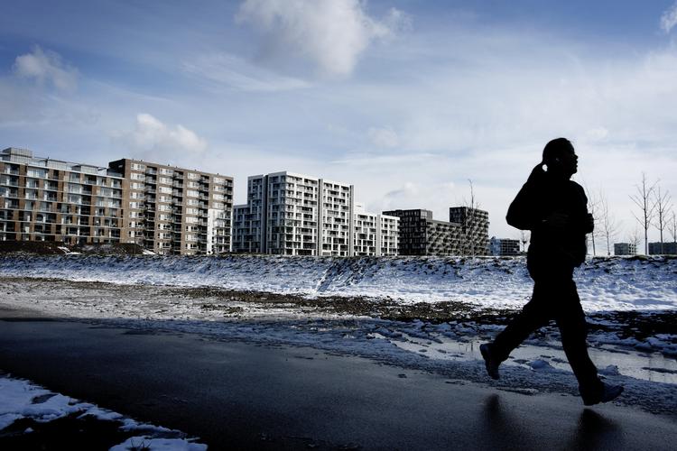 Tegnene mod en ny boligboble er så småt ved at tegne siger, siger boligøkonomen Morten Skak. 