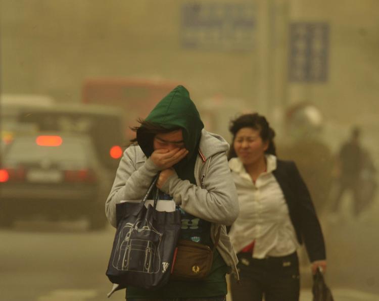 Sandstorm. Millionbyen Beijing i Kina er ramt af en orange sandstorm. 