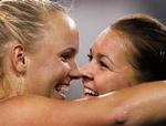 veninder. Selv om Caroline Wozniacki vandt tvekampen i semifinalen var den polske veninde Agnieszka Radwanska klar med et sejrskram og et smil ved nettet. 