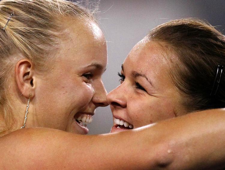 veninder. Selv om Caroline Wozniacki vandt tvekampen i semifinalen var den polske veninde Agnieszka Radwanska klar med et sejrskram og et smil ved nettet. 