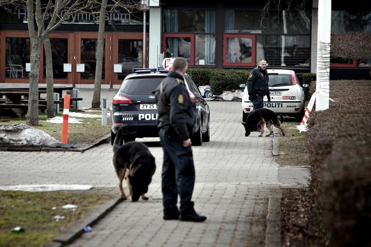 Knivstikkeri. Knivstikkeriet foran Herlev Gymnasium fandt sted for fire dage siden. Nu har politiet foretaget sin første anholdelse. 