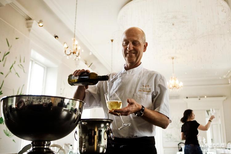 Kokken Jan Hurtigkarl gør klar til aftenens selskab  i restaurant Mielcke &amp; Hurtigkarl i  Haveselskabets Have på Frederiksberg. Foto: Lærke Posselt 