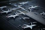 Her er mange fly strandet i lufthavnen Heathrow i London i dag. Kabinepersonalet i British Airways strejker for at forhindre store nedskæringer. 
