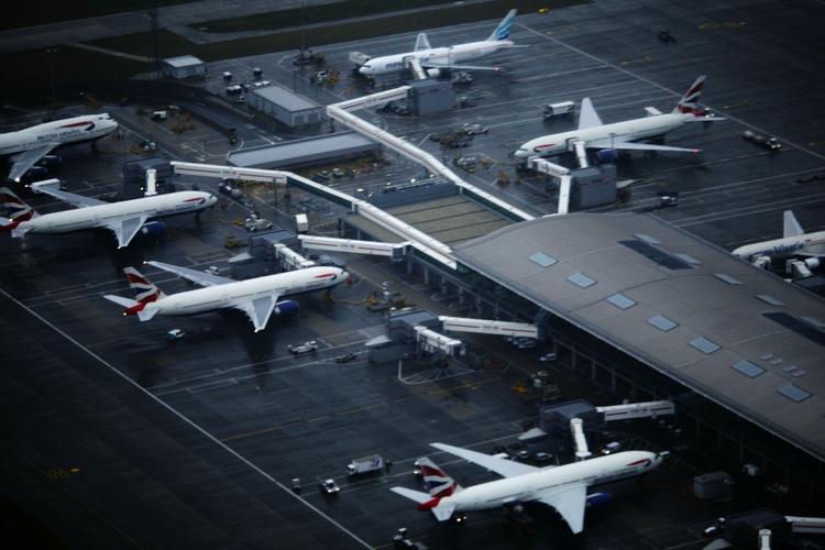 Her er mange fly strandet i lufthavnen Heathrow i London i dag. Kabinepersonalet i British Airways strejker for at forhindre store nedskæringer. 