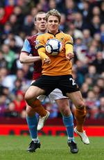 uafgjort. Aston Villas Richard Dunne forsøger at få bolden fra Wolverhampton Wanderers' Kevin Doyle i lokalopgøret i Birmingham. 