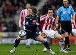grimt. Opgøret mellem Tottenham og Stoke blev ikke præget af velpoleret spil, men var en fight, hvor spillerne fik græs mellem tænderne. 
