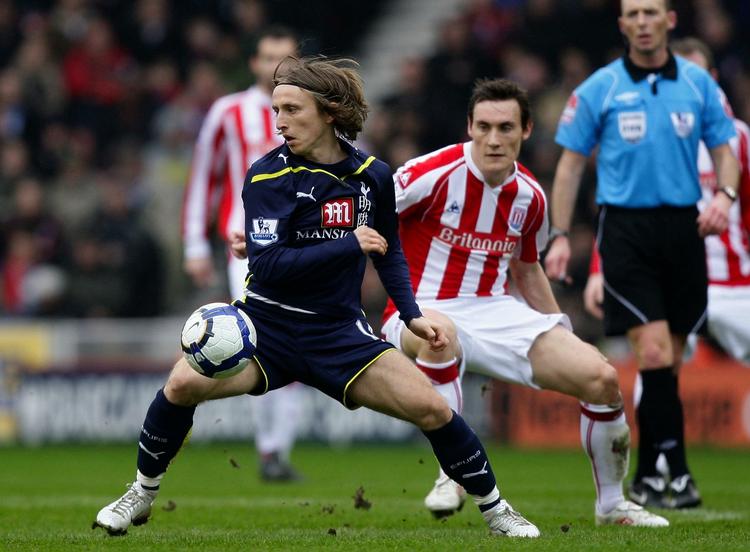 grimt. Opgøret mellem Tottenham og Stoke blev ikke præget af velpoleret spil, men var en fight, hvor spillerne fik græs mellem tænderne. 