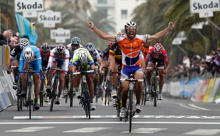 spurt. Oscar Freire anfører det tætpakkede felt på målstregen som vinder af Milano-Sanremo. 