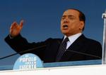 Nej! »Vil I have telefonaflytninger af alt og alle? Vil I udspioneres i jeres eget hjem«, spurgte Berlusconi folkemængden, der svarede med et tordnende »nej«. 