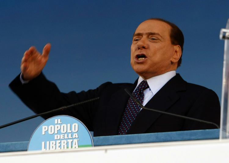Nej! »Vil I have telefonaflytninger af alt og alle? Vil I udspioneres i jeres eget hjem«, spurgte Berlusconi folkemængden, der svarede med et tordnende »nej«. 