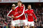 Klap. Nicklas Bendtner lykønsker Denilson med 1-0-målet. 