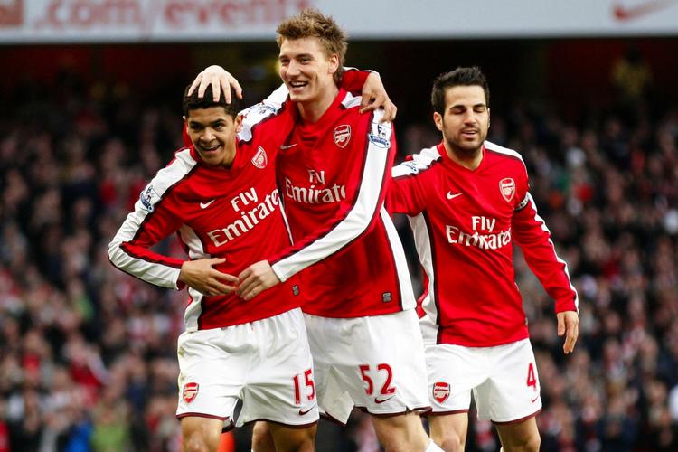 Klap. Nicklas Bendtner lykønsker Denilson med 1-0-målet. 