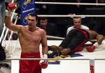 Jernnæve. Vladimir Klitschko fik ram på Chambers i de allersidste sekunder. 