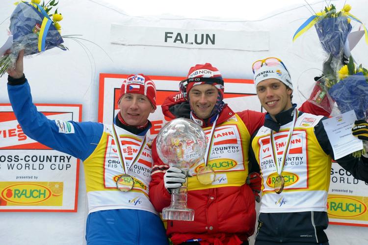 Vinder. Northug flankeret af  Marcus Hellner (th., nummer to i World Cuppen) og Lukas Bauer (nummer tre). 