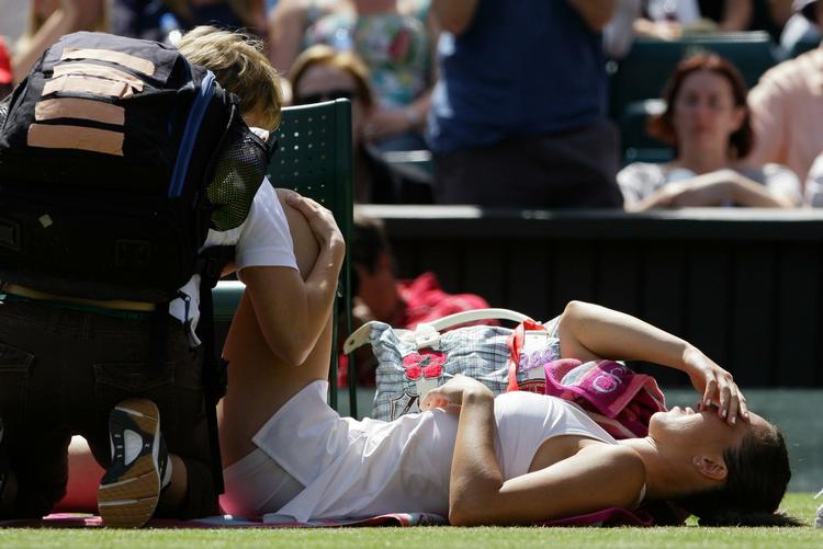 dramatisk. Da Jelena Jankovic i 2008 besejrede Caroline Wozniacki i Wimbledon måtte hun undervejs behandles for en knæskade. 