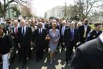 Hammerslag. Lederen af Repræsentanternes Hus, Nancy Pelosi, på vej til afstemning med mødehammeren. 
