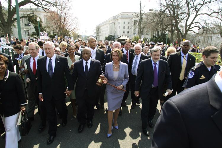 Hammerslag. Lederen af Repræsentanternes Hus, Nancy Pelosi, på vej til afstemning med mødehammeren. 