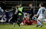 tæt. På et oplæg fra Jesper Grønkjær var Cesar Santin tæt på at gøre det til 2-0, men Sønderjyskeforsvaret fik reddet til hjørnespark. 