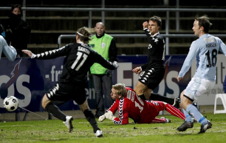 tæt. På et oplæg fra Jesper Grønkjær var Cesar Santin tæt på at gøre det til 2-0, men Sønderjyskeforsvaret fik reddet til hjørnespark. 